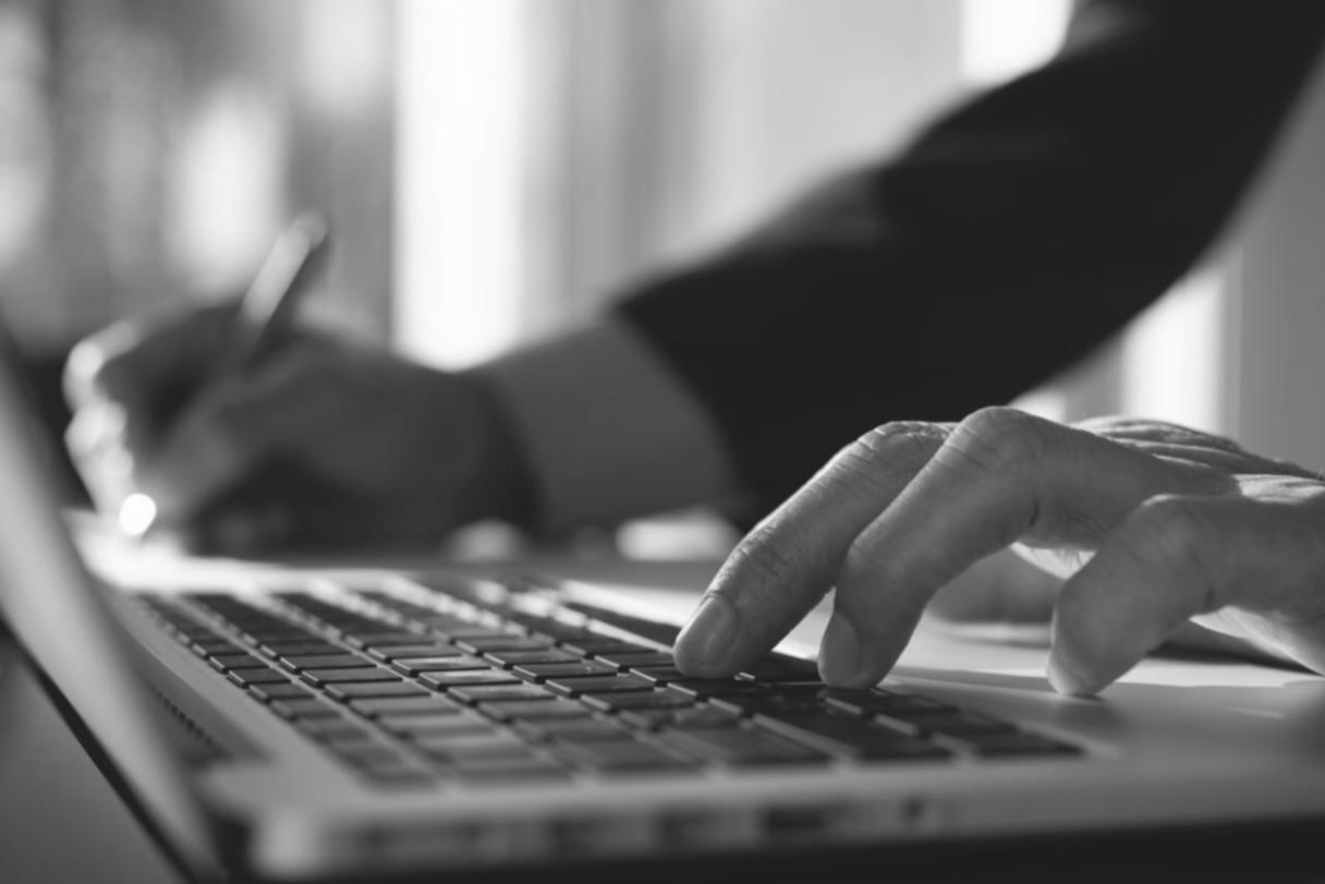Profesionales de brisa-numeros revisando documentación de nóminas en sesión grupal